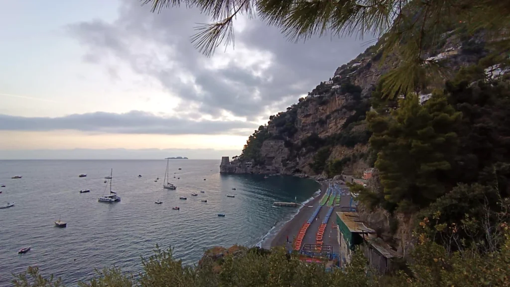 Vista panoramica sulla spiaggia della Costiera Amalfitana al tramonto