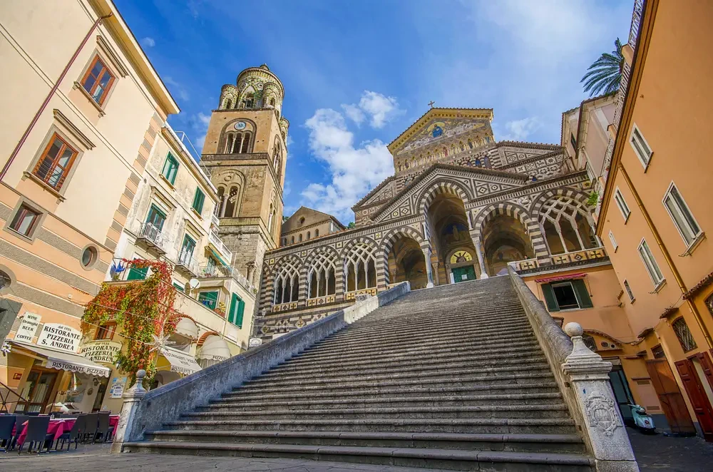 Scalinata e facciata del Duomo di Amalfi in Costiera Amalfitana vista dalla piazza principale