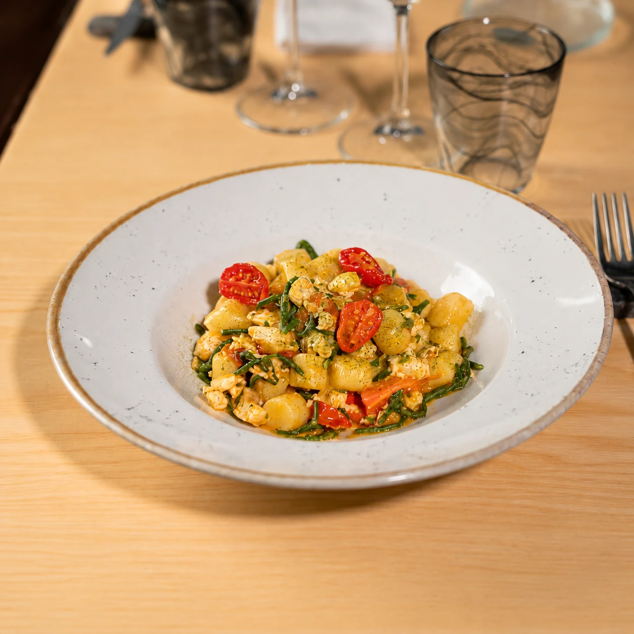 Gnocchi con asparagi e pomodorini in ristorante a Salerno