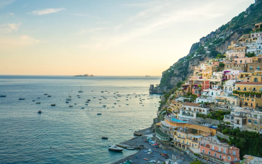 Vista panoramica di Positano al tramonto durante un itinerario di 4 giorni in Costiera Amalfitana