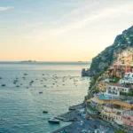 Vista panoramica di Positano al tramonto durante un itinerario di 4 giorni in Costiera Amalfitana