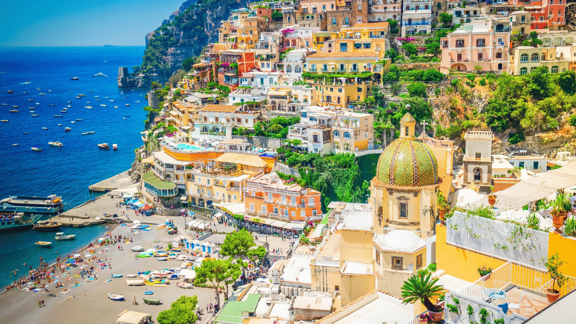 Positano vista dall’alto con spiaggia e mare della Costiera Amalfitana