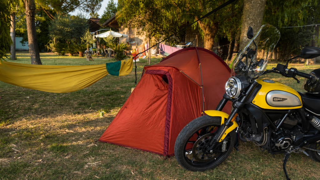 Camping in moto con Ducati Scrambler, tenda ultraslim Decathlon e amaca in campeggio