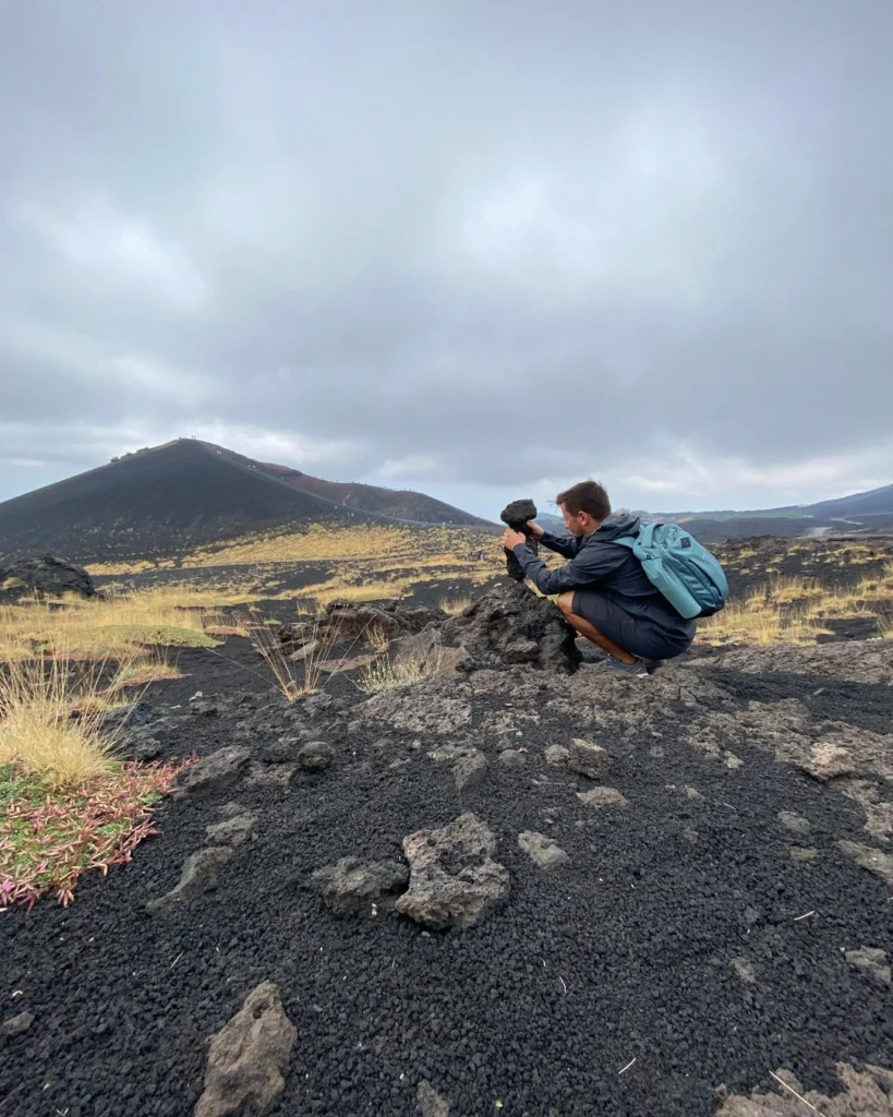 Escursione sull’Etna in Sicilia con zaino outdoor durante un’esperienza NIDOUT
