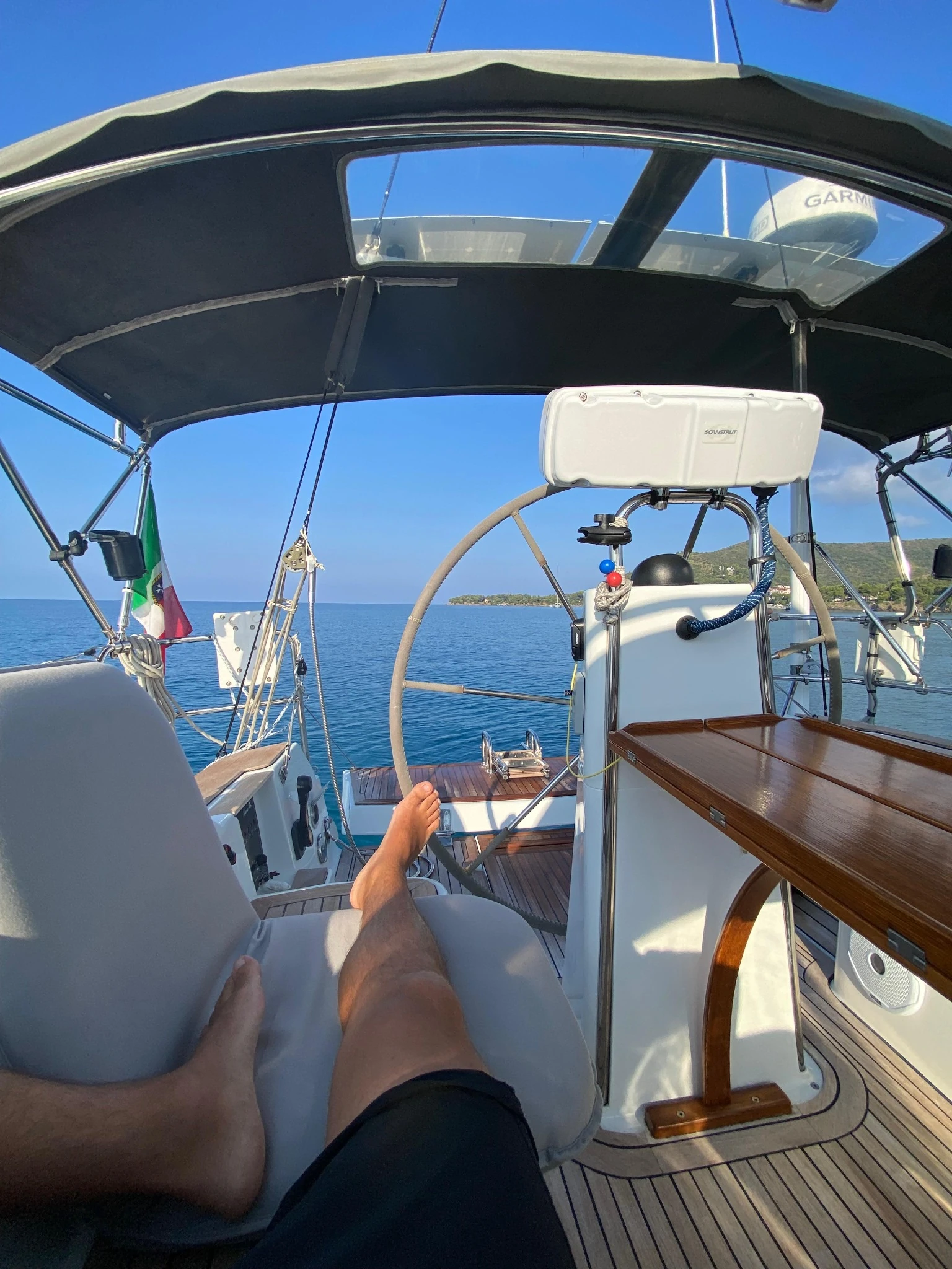 Relax in barca a vela tra Cilento e Costiera Amalfitana durante una giornata di mare