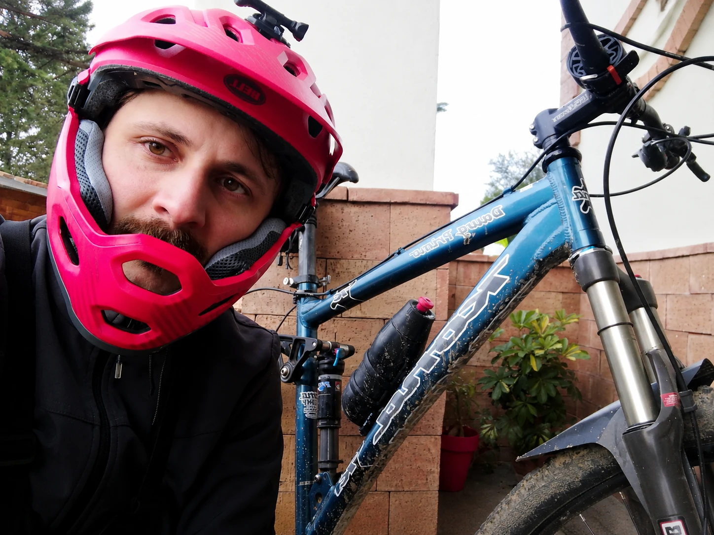 Selfie MTB enduro con casco integrale Bell e mountain bike da enduro