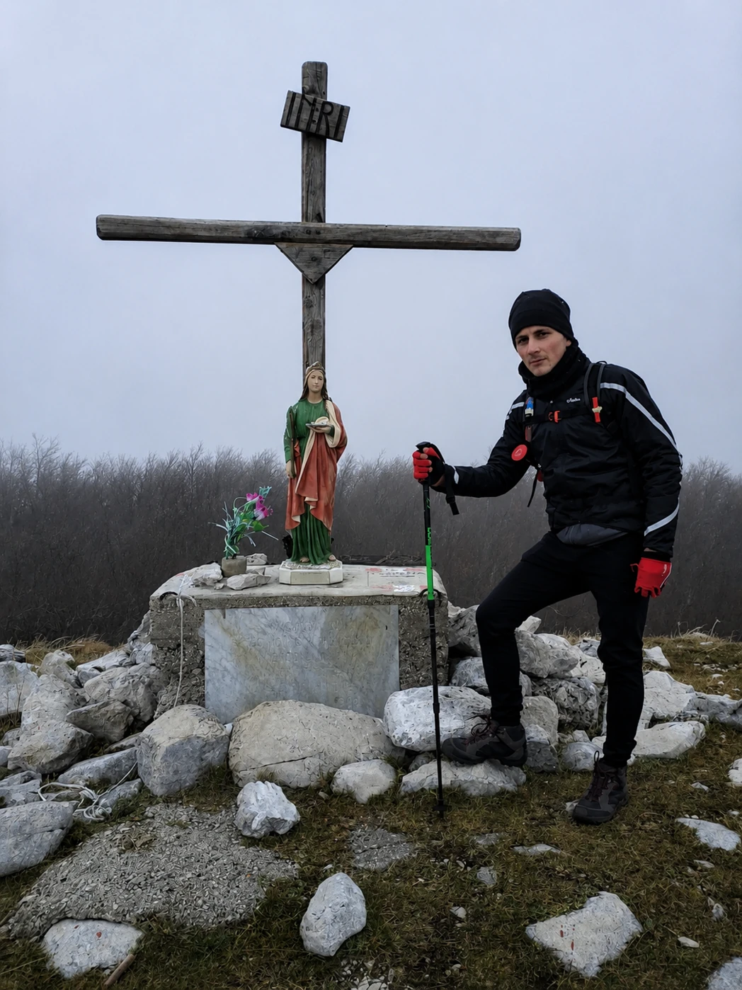 Escursionista in vetta dopo trekking e uscita MTB in montagna